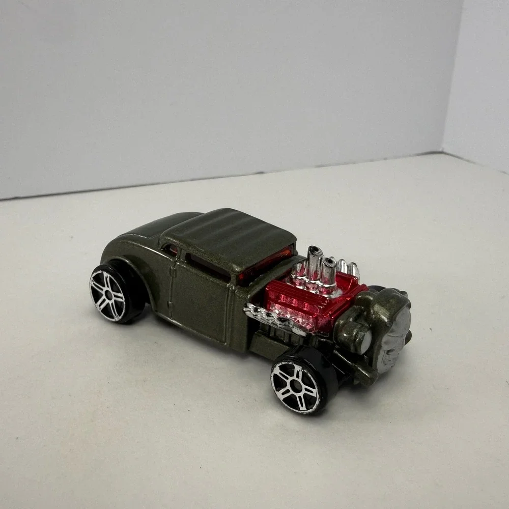 Maisto Knuckle Dragger Hot Rod Diecast Car Metallic Green Red Engine 11414